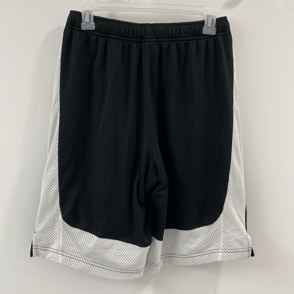 Nike athletic men’s shorts - size medium. Mesh material outer layer - Picture 3 of 6